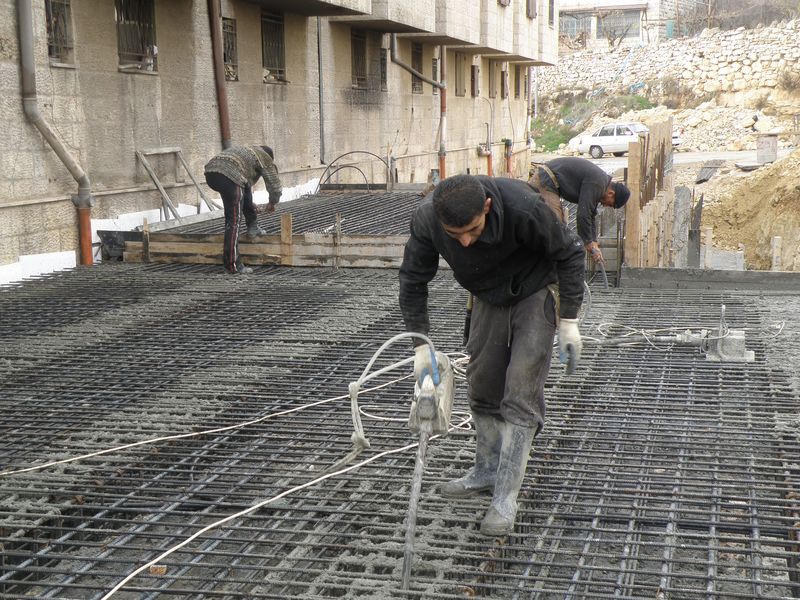 بلدية حلحول تتابع العمل بمشاريعها القائمة(صور جديدة لتعبيد الشارع الرئيسي 27/1)