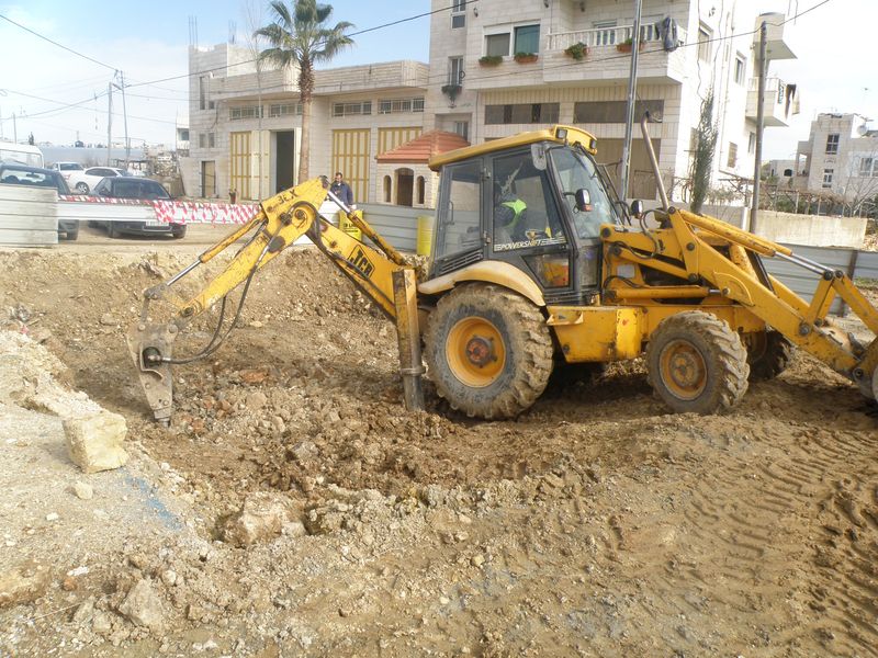 بلدية حلحول تبدأ بتنفيذ مشروع المضخات وبعض خطوط المياه
