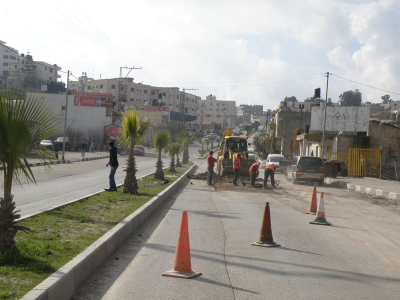 بلدية حلحول تقوم بعمل صيانة للحفر في شوارع المدينة