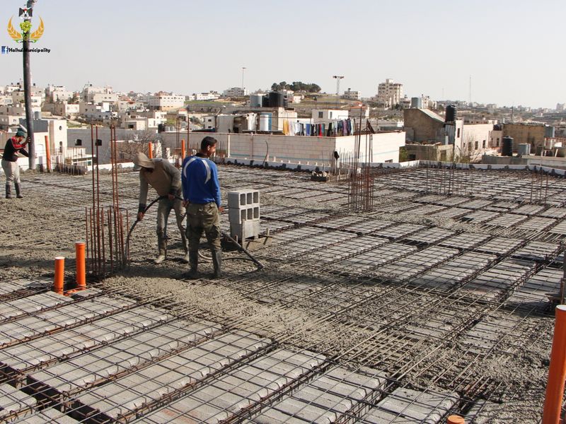 حلحول تحتفل بسقف الطابق الثاني لمستشفى جمعية الهلال الأحمر الفلسطيني فرع حلحول