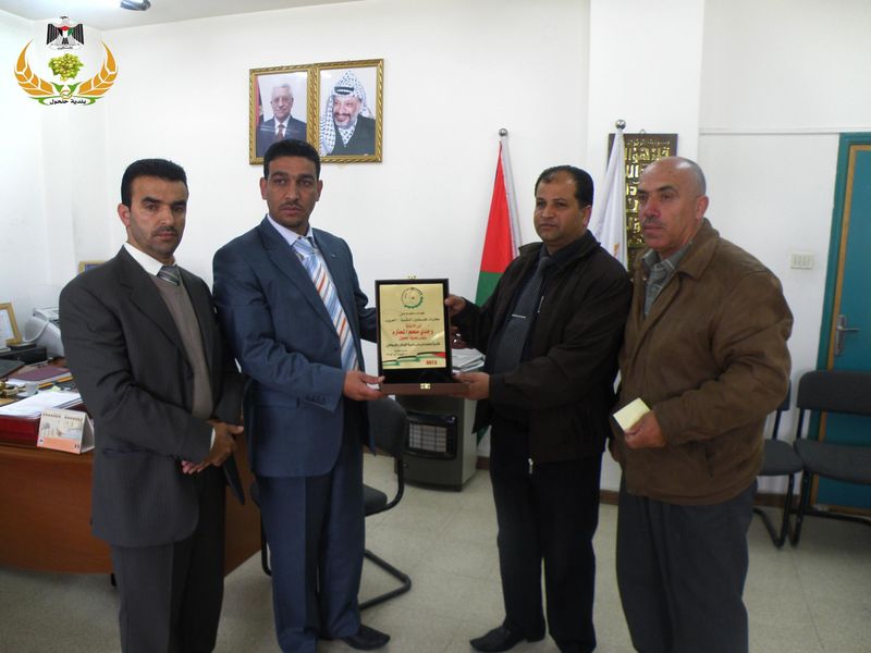 وفد من كلية العروب يزور بلدية حلحول