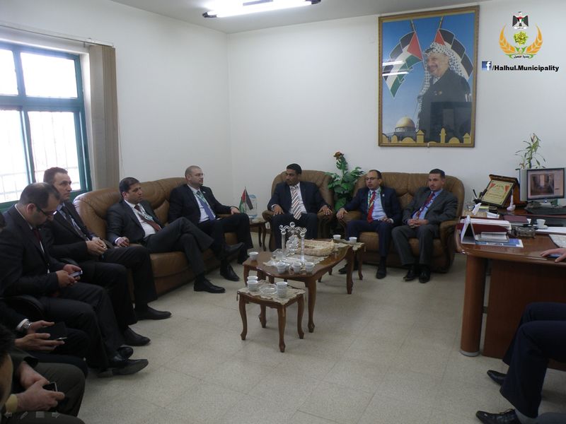 وفد مجموعة الاتصالات الفلسطينية يزور بلدية حلحول