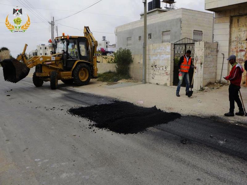 بلدية حلحول تقوم بأعمال صيانة لعدد من شوارع المدينة