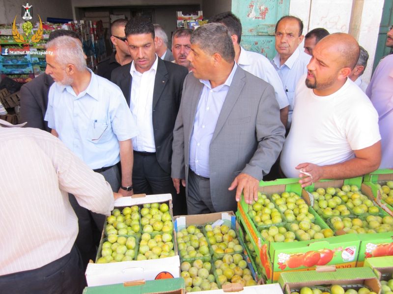 رئيس بلدية حلحول ووزير الزراعة يتفقدان السوق المركزي