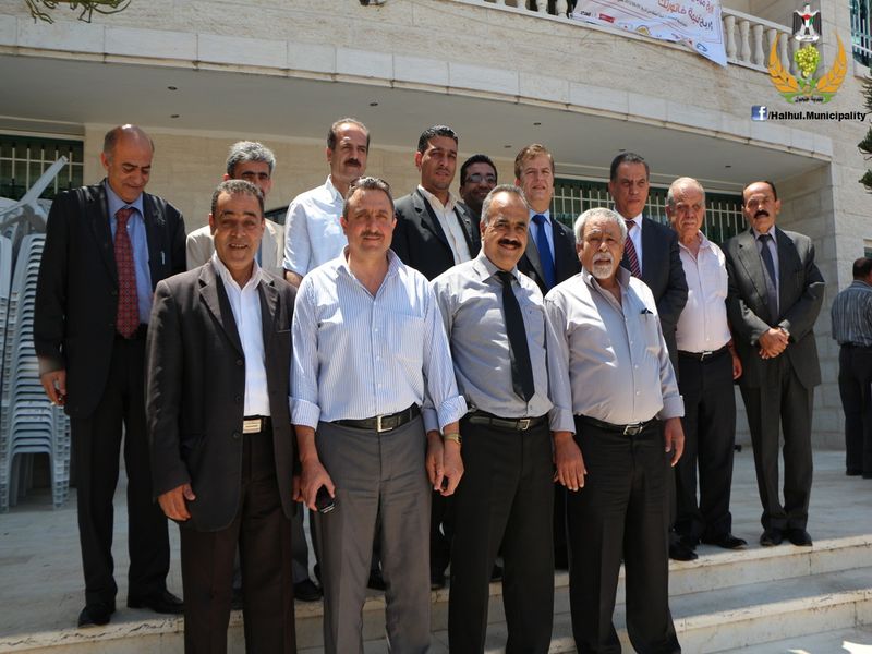 معالي وزير الصحة يزور بلدية حلحول
