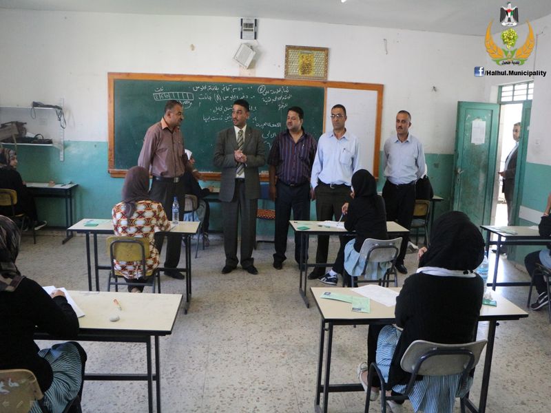 بلدية حلحول تقوم بجولة تفقدية لقاعات امتحان الثانوية العامة