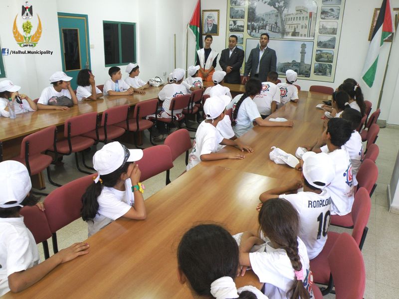 بلدية حلحول تستقبل أطفال مخيم الأحلام التابع للهلال الأحمر الفلسطيني