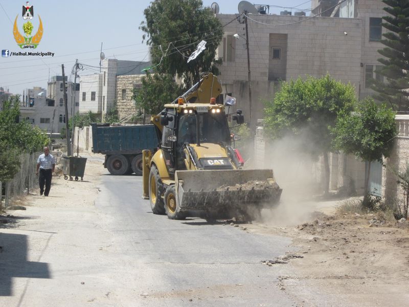 بلدية حلحول تشرع في تنظيف شوارع المدينة