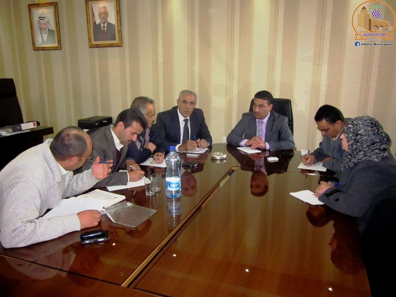 لجنة معارف بلدية حلحول تبحث احتياجات مدارس المدينة