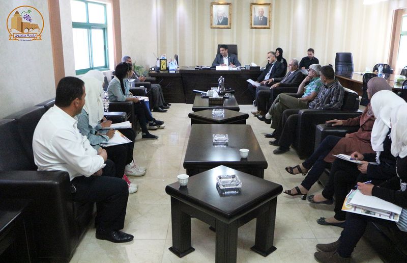 بلدية حلحول تستقبل بلدية بيت أمر ووفداً من طالبات مدرسة بنات بيت أمر الثانوية