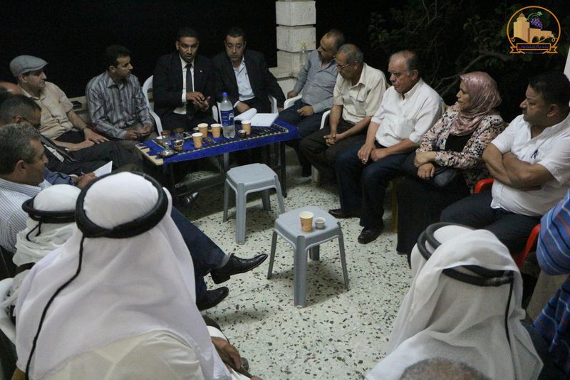 مجلس بلدية حلحول يعقد جلسة طارئة في أحد المنازل المتضررة في حسكا