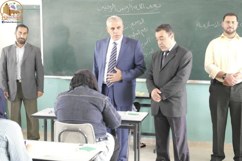 بلدية حلحول تقوم بجولة تفقدية لقاعات امتحان الثانوية العامة