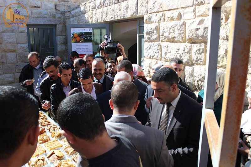 بلدية حلحول تحتضن سوق الخميس الأسبوعي للمنتجات الغذائية والحرف اليدوية