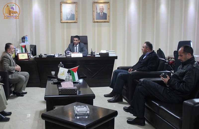 بلدية حلحول تستضيف المفوض السياسي لمحافظة الخليل