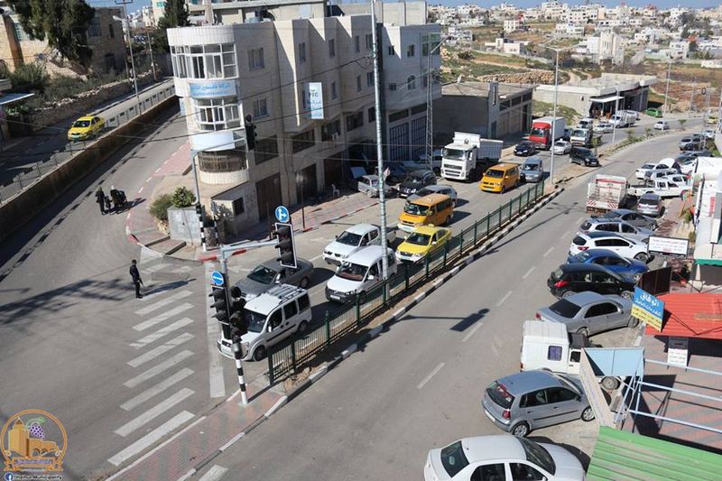 بدء التشغيل التجريبي للإشارة الضوئية على المفرق الرئيسي لمدينة حلحول
