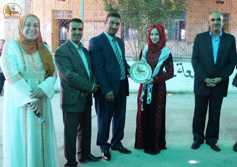 بلدية حلحول تشارك مؤسساتها ومواطنيها وطلابها متابعة الحفل الختامي لفعالية تحدي القراءة العربي وتستقبل لاحقاً الطالبة مريم ثلجي بعد عودتها من المسابقة