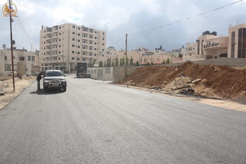 بلدية حلحول تنتهي من تعبيد مشروع تحت الحبلة