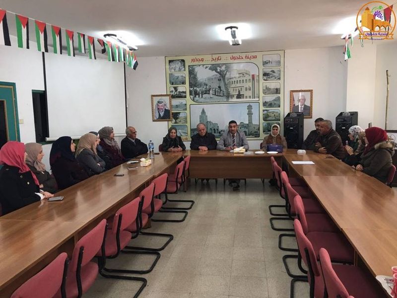 بلدية حلحول تكرم موظفاتها بمناسبة يوم المرأة العالمي ويوم الأم