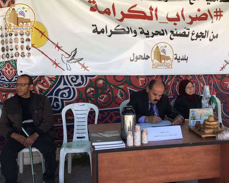 تضامناً مع أسرى الحرية.. نقل جميع مهام مكتب رئيس بلدية حلحول إلى خيمة الاعتصام في ساحة البلدية