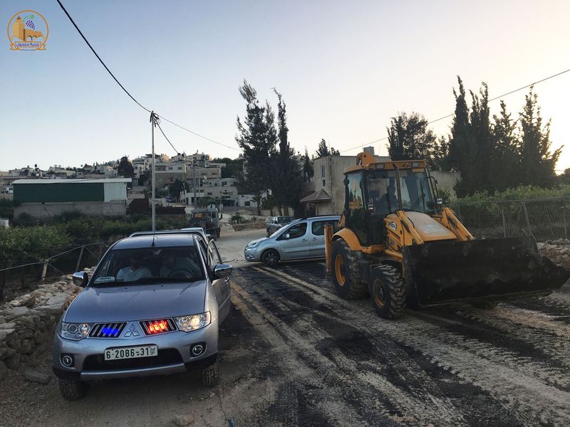 بلدية حلحول تقوم بتعبيد شارع الذروة – البترول