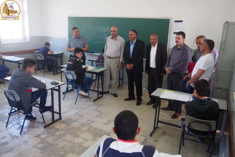 بلدية حلحول وتربية شمال الخليل تقومان بجولة تفقدية لقاعات امتحان الثانوية العامة