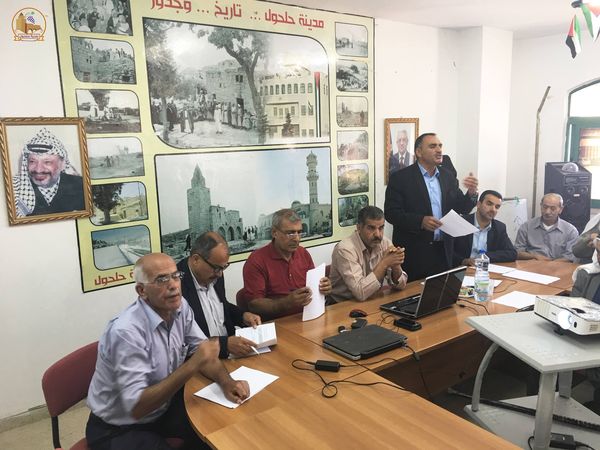 بلدية حلحول تعقد لقاءً مع مأمور مكتب تسوية أراضي مدينة حلحول