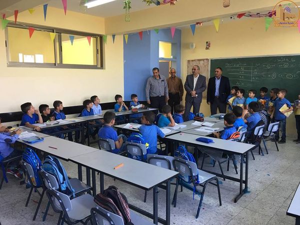 بلدية حلحول وتربية شمال الخليل تقومان بجولة تفقدية لعدة مدارس في مدينة حلحول بمناسبة العام الدراسي الجديد وللتهنئة بعيد الأضحى المبارك