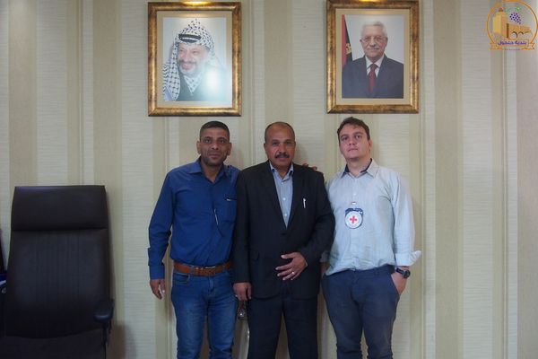بلدية حلحول تستقبل وفداً من مكتب الصليب الأحمر الدولي