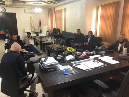 بلدية حلحول تستقبل وفداً من المجلس الأعلى للشباب والرياضة لمناقشة استكمال ملعب بلدية حلحول الرياضي