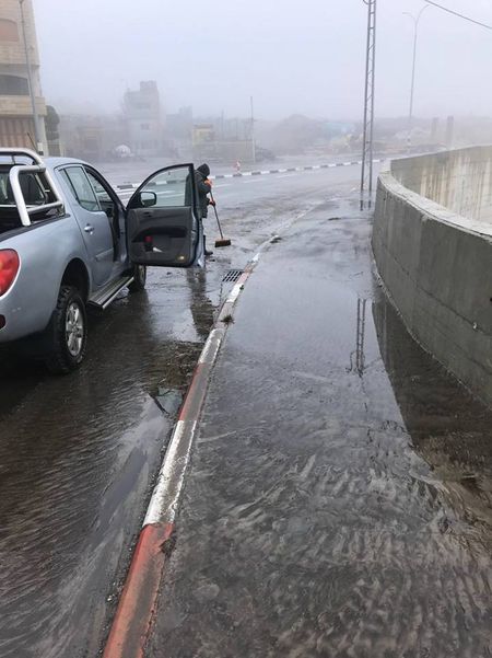 طواقم بلدية حلحول تتعامل مع عدد من حالات الطوارئ في المدينة والناتجة عن المنخفض الجوي الذي تعرضت له البلاد