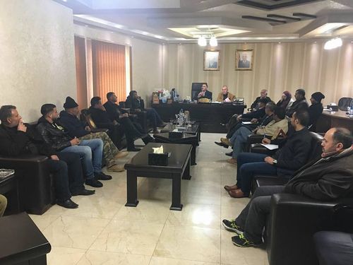 بلدية حلحول تعقد اجتماعاً مع أصحاب شركات الباطون الجاهز ومتعهدي البناء