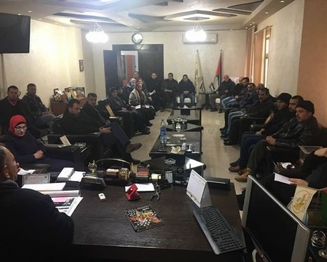 بلدية حلحول تعقد إجتماعاً مع موظفيها