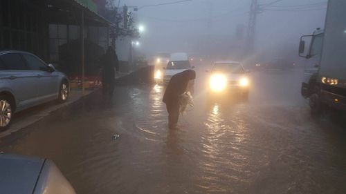 طواقم بلدية حلحول تتعامل مع عدد من حالات الطوارئ في المدينة والناتجة عن المنخفض الجوي الذي تعرضت له البلاد