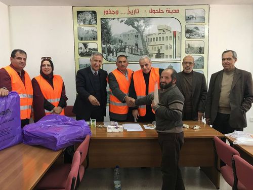 الملتقى الفلسطيني للبيئة والتنمية يكرم فرسان النظافة في بلدية حلحول