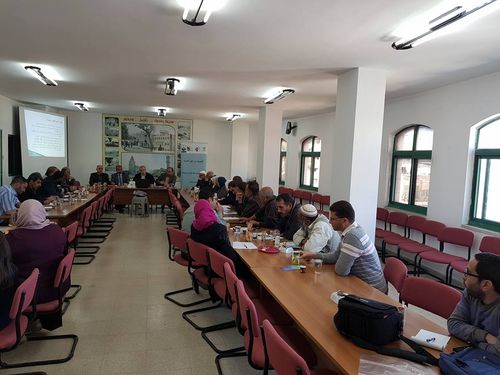 بلدية حلحول وبالتعاون مع معهد أريج للأبحاث التطبيقية تعقد لقاءً مجتمعياً لمناقشة واقع المياه في مدينة حلحول