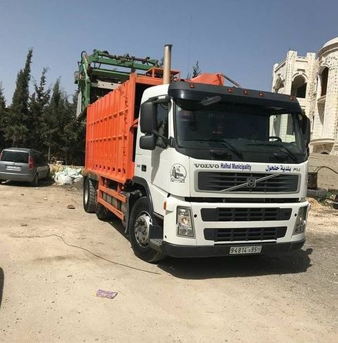 بلدية حلحول تقوم بشراء سيارة نفايات حديثة