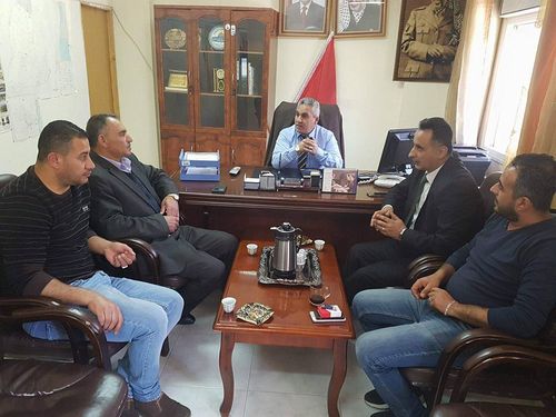 بلدية حلحول ومدير عام الحكم المحلي يقومان بزيارة للارتباط المدني الفلسطيني
