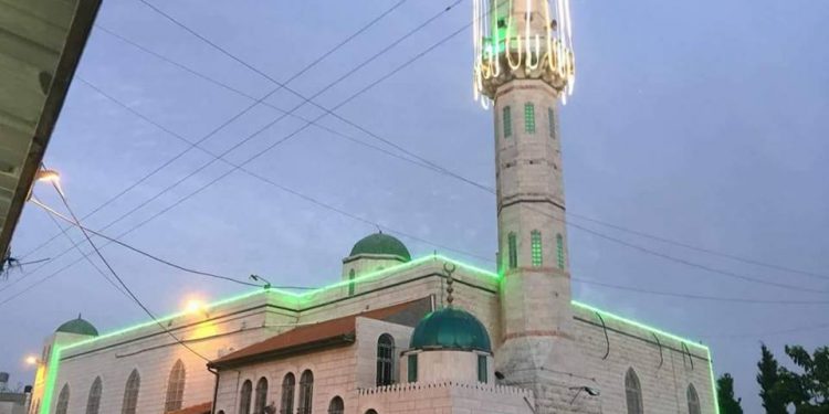 بلدية حلحول تقوم ببدء تزيين المدينة بمناسبة قرب حلول شهر رمضان المبارك