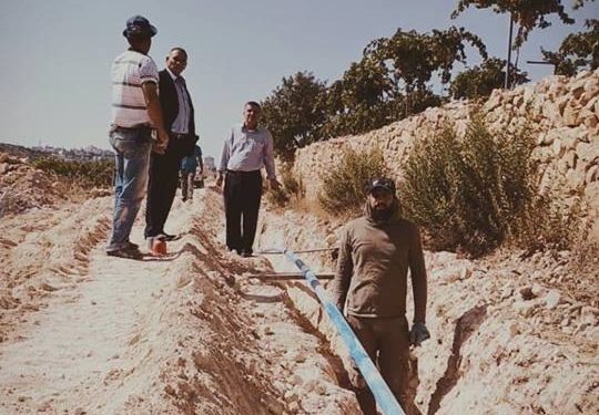 بلدية حلحول تستكمل العمل في مشاريع تركيب خطوط مياه في المدينة