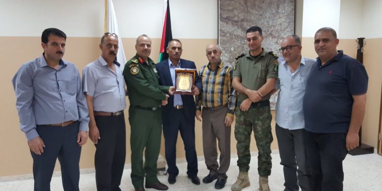بلدية حلحول تهنئ العميد حازم ابو هنود لتسلمه مهام قائد منطقة الخليل