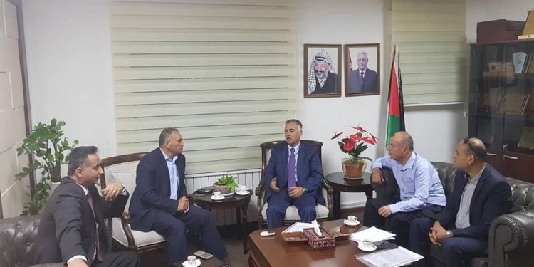 وزير الحكم المحلي د. حسين الاعرج يستقبل وفدا” من بلدية حلحول