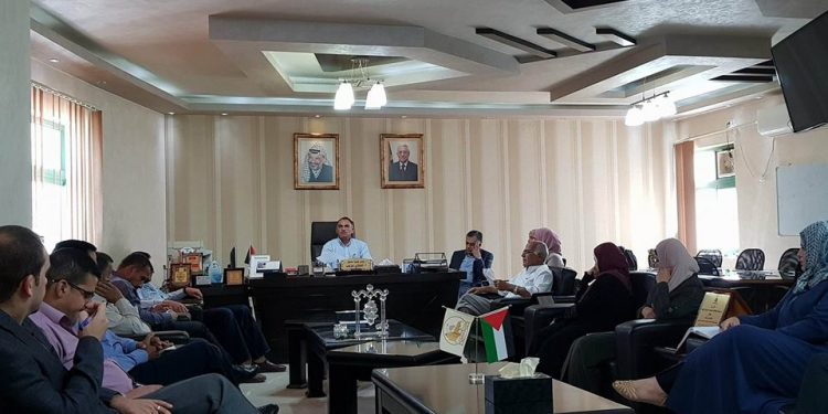 بلدية حلحول تعقد اجتماعا مع موظفيها