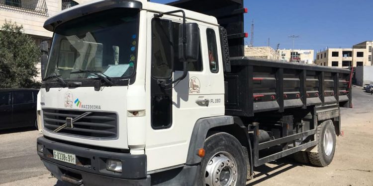 بلدية حلحول تضيف سيارة لطواقم سياراتها في قسم الحركة