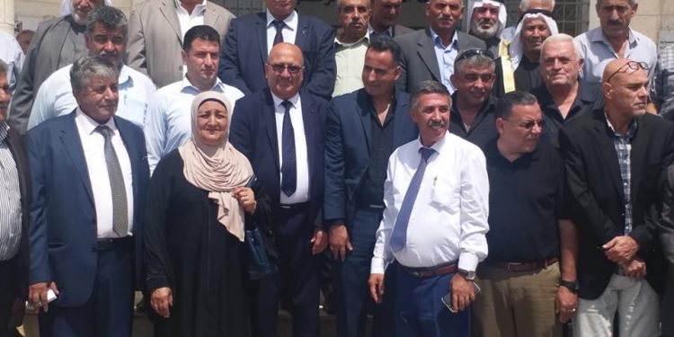 بلدية حلحول برفقة وفد من الحكم المحلي و البلديات تقدم التهاني لعدد من مؤسسات المنطق