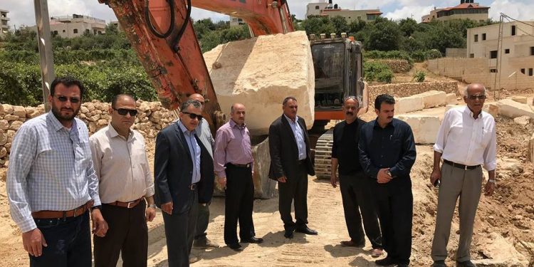 بلدية حلحول تقوم بجولة تفقدية لمشروع طريق واد الظل
