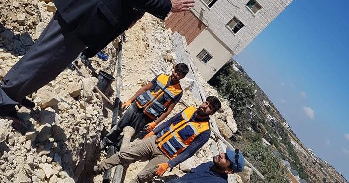 بلدية حلحول تتفقد اعمال تمديد خطوط المياه في مشروع طريق واد الظل.