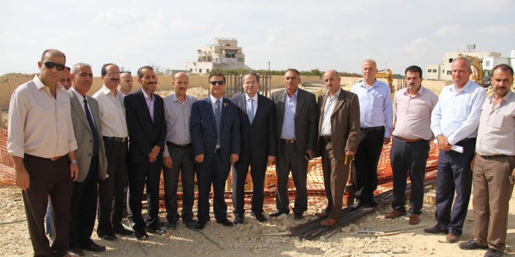 بلدية حلحول ومعالي وزير الصحة والمستشار الدبلوماسي للرئيس يقومون بزيارة تفقدية لمشروع بناء مستشفى الرئيس محمود عباس الحكومي / حلحول