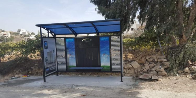 :.بلدية حلحول  تقوم بتركيب عدد من مواقف الإنتظار في أماكن مختلفه من المدينة .