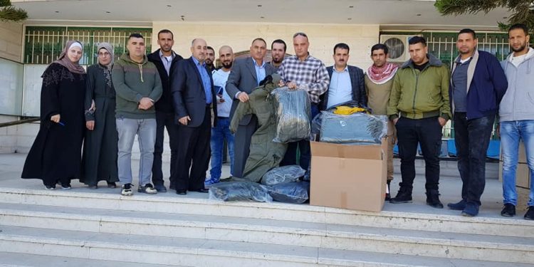 بلدية حلحول تستلم 20 أفرهول شتوي مقدمين لموظفي قسم الصحة