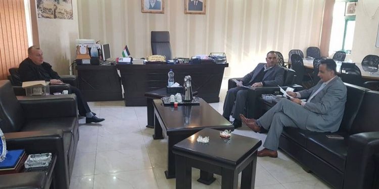 بلدية حلحول تلتقي مدير الحكم المحلي في دار البلدية